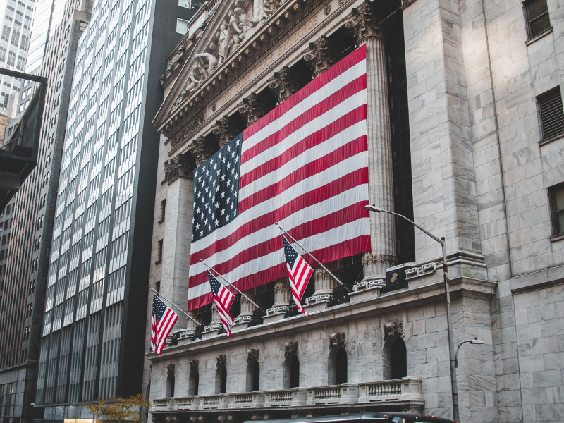 美光(Micron Technology)、英特爾(Intel Corp.)帶領半導體類股衝高 圖 / Canva